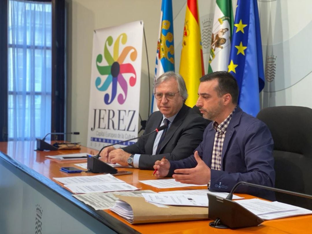 Paco Camas y José Antonio Díaz en una rueda de prensa este lunes en el Ayuntamiento de Jerez