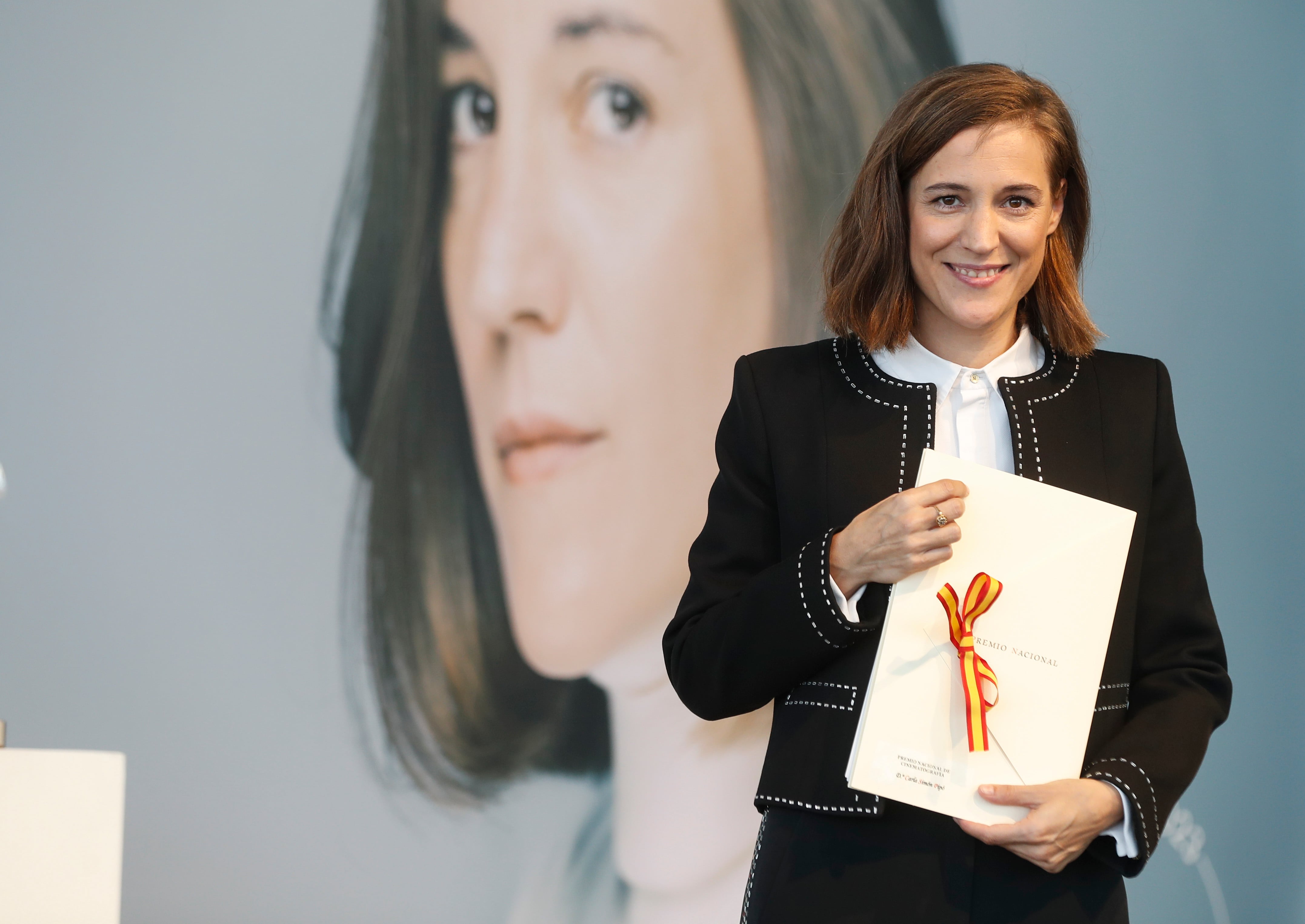 La directora Carla Simón posa con el Premio Nacional de Cinematografía 2023, este sábado en el 71 Festival Internacional de Cine de San Sebastián. EFE/Juan Herrero.