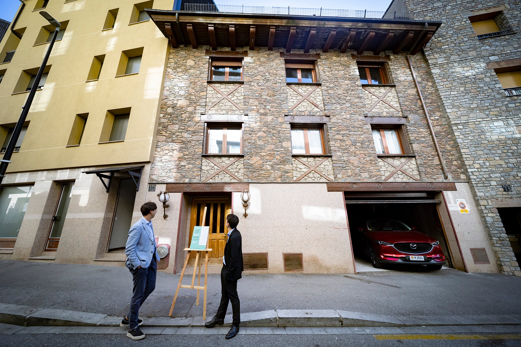 El cònsol d'Andorra la Vella, Sergi González, i el conseller d'Habitatge, Marc Torrent, davant l'edifici cedit per un propietari a Santa Coloma en el marc del programa Reviu