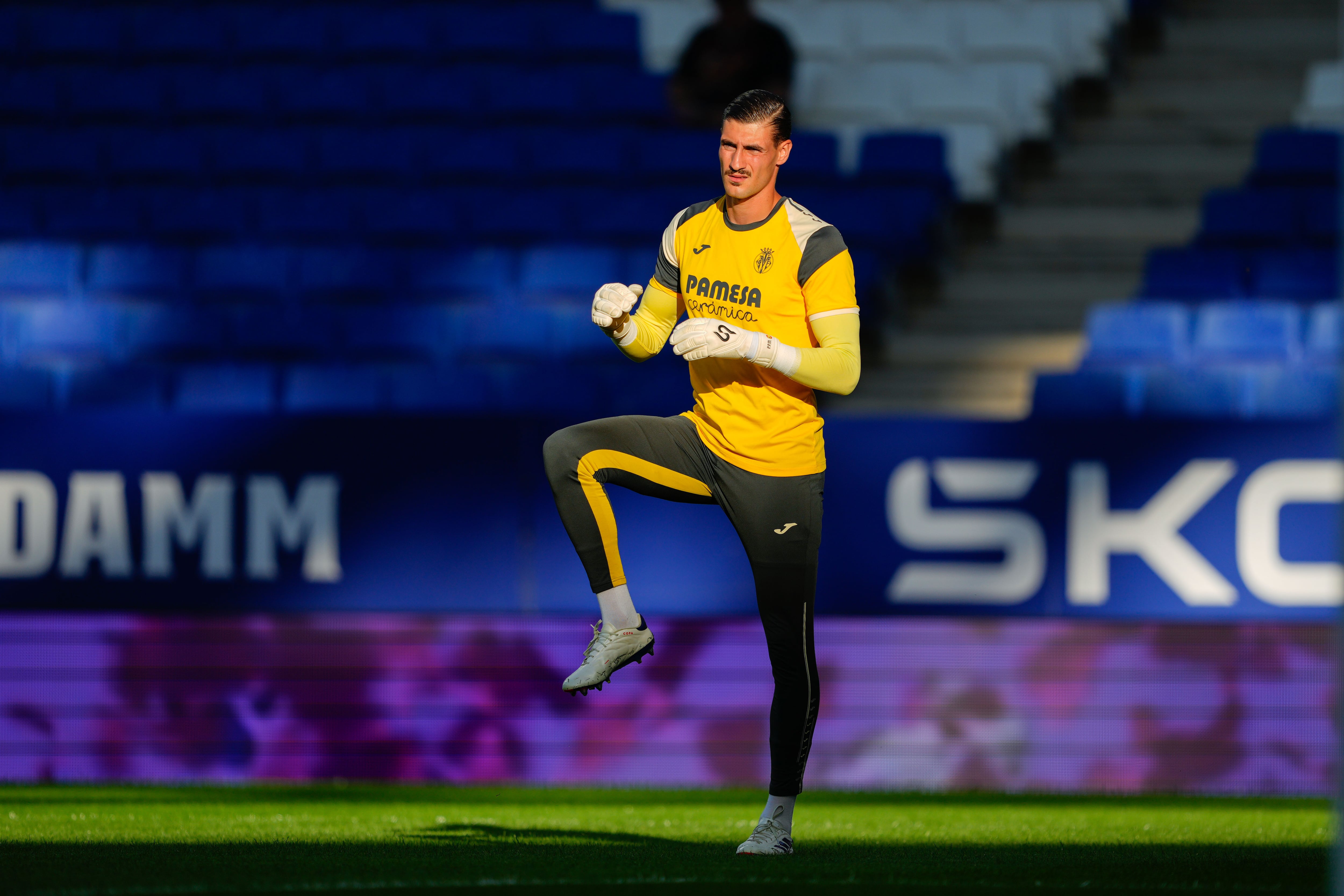 BARCELONA, 26/09/2024.-El portero del Villarreal Diego Conde calienta antes del partido contra el Espanyol, este jueves en el RCDE Stadium en Barcelona.-EFE/ Alejandro García
