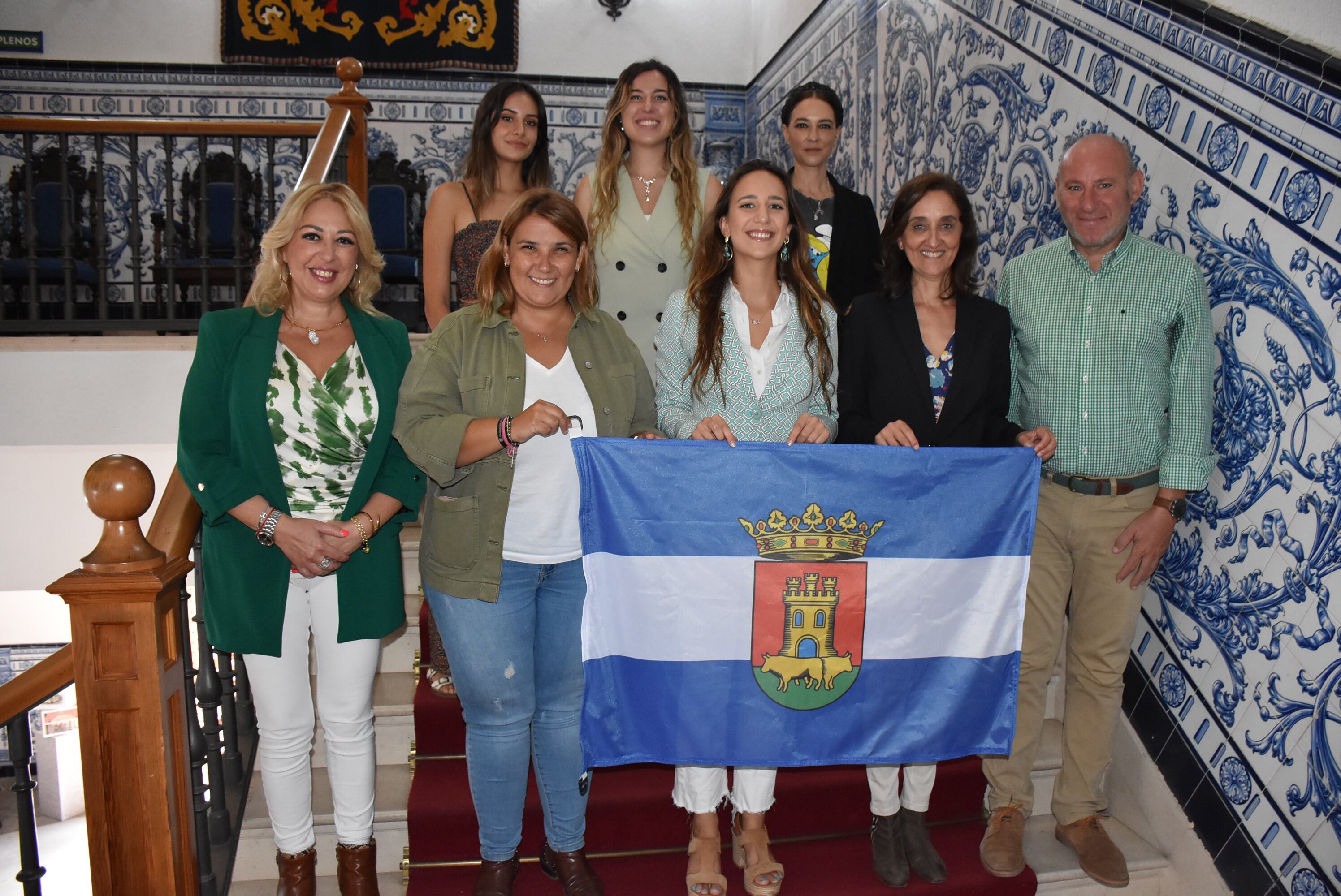 Familiares juntoa a la alcaldesa y María Sánchez