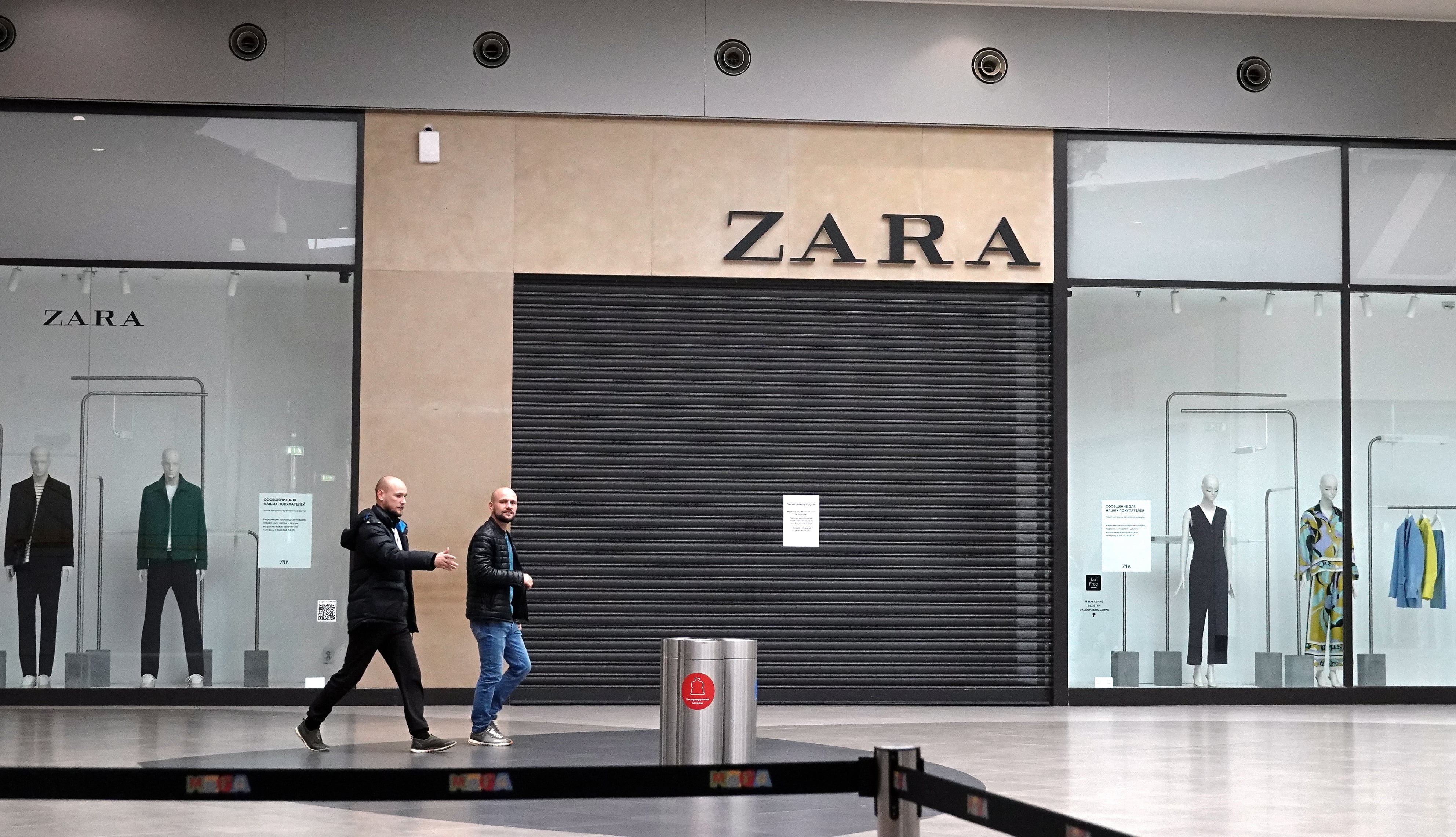 Moscow (Russian Federation), 19/10/2022.- Customers walk in front of a closed Zara shop at a Mega mall in Moscow, Russia, 19 October 2022. The Spanish multinational clothing company Inditex group, owner of several fashion retailers including Zara, Pull&Bear, Bershka, Oysho and Massimo Dutti suspended business in Russia on 2022. (Moda, Rusia, Moscú) EFE/EPA/MAXIM SHIPENKOV
