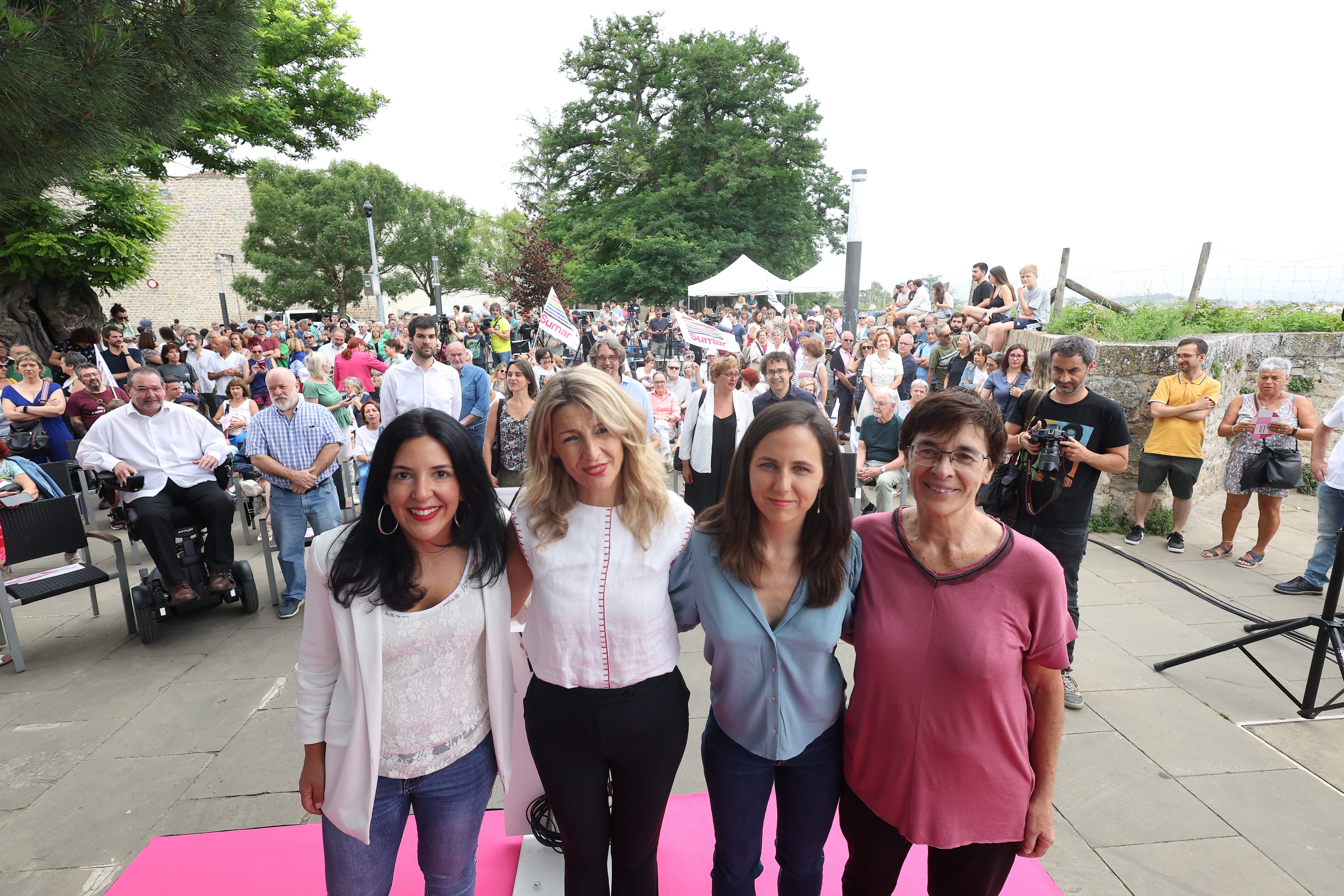 La candidata de Sumar para las próximas elecciones generales, Yolanda Díaz (2i), en un acto de su formación junto a la líder de Podemos, Ione Belarra (2d), y la candidata navarra al Congreso Idoia Villanueva (i)