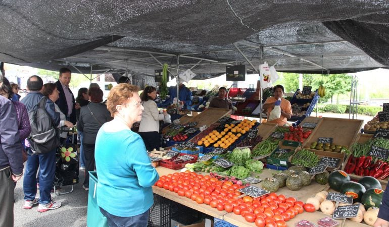 El mercadillo municipal se traslada muy cerca y mantiene su horario de los lunes por la mañana, así como el orden de los puestos  