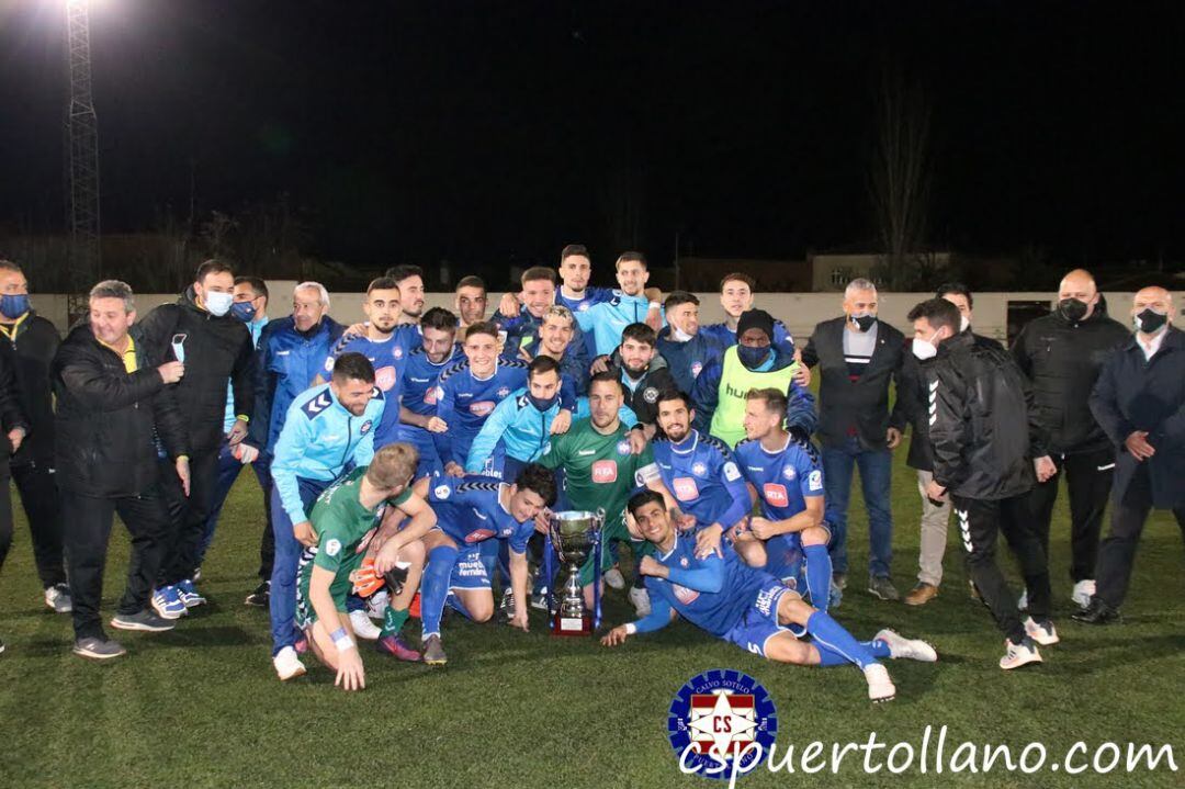 Foto de familia del equipo con el título conseguido