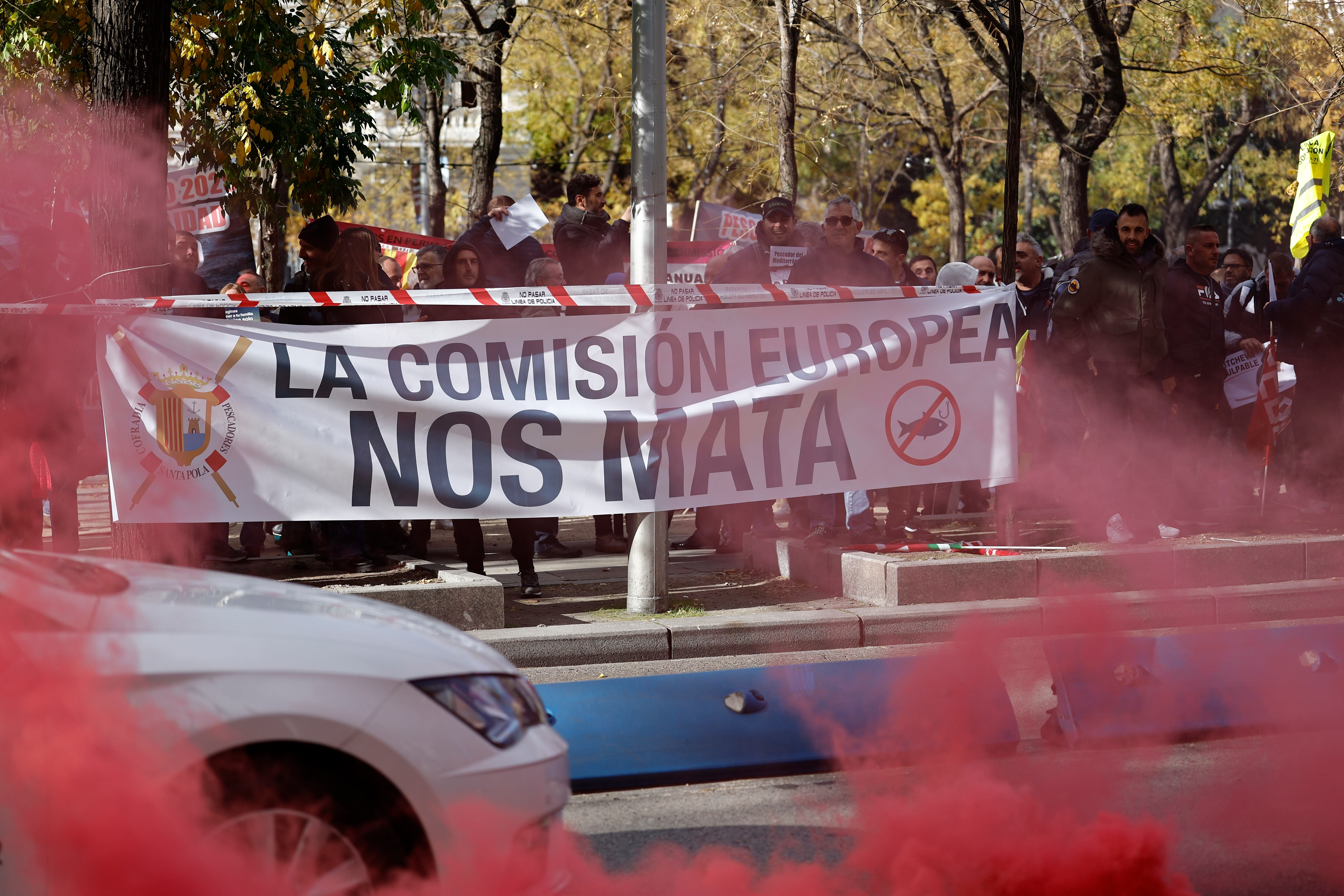 MADRID, 09/12/2024.- Los pescadores del Mediterráneo se manifiestan este lunes ante el edificio de la CE en España, en Madrid, contra la propuesta de la Comisión Europea (CE), que recorta un 79 % los días en el mar, hasta las 27 jornadas al año, para los barcos arrastreros. En la movilización madrileña participan representantes de las flotas de los puertos del Mediterráneo (Andalucía, Murcia, Baleares, Comunidad Valenciana y Cataluña). EFE/ Rodrigo Jimenez
