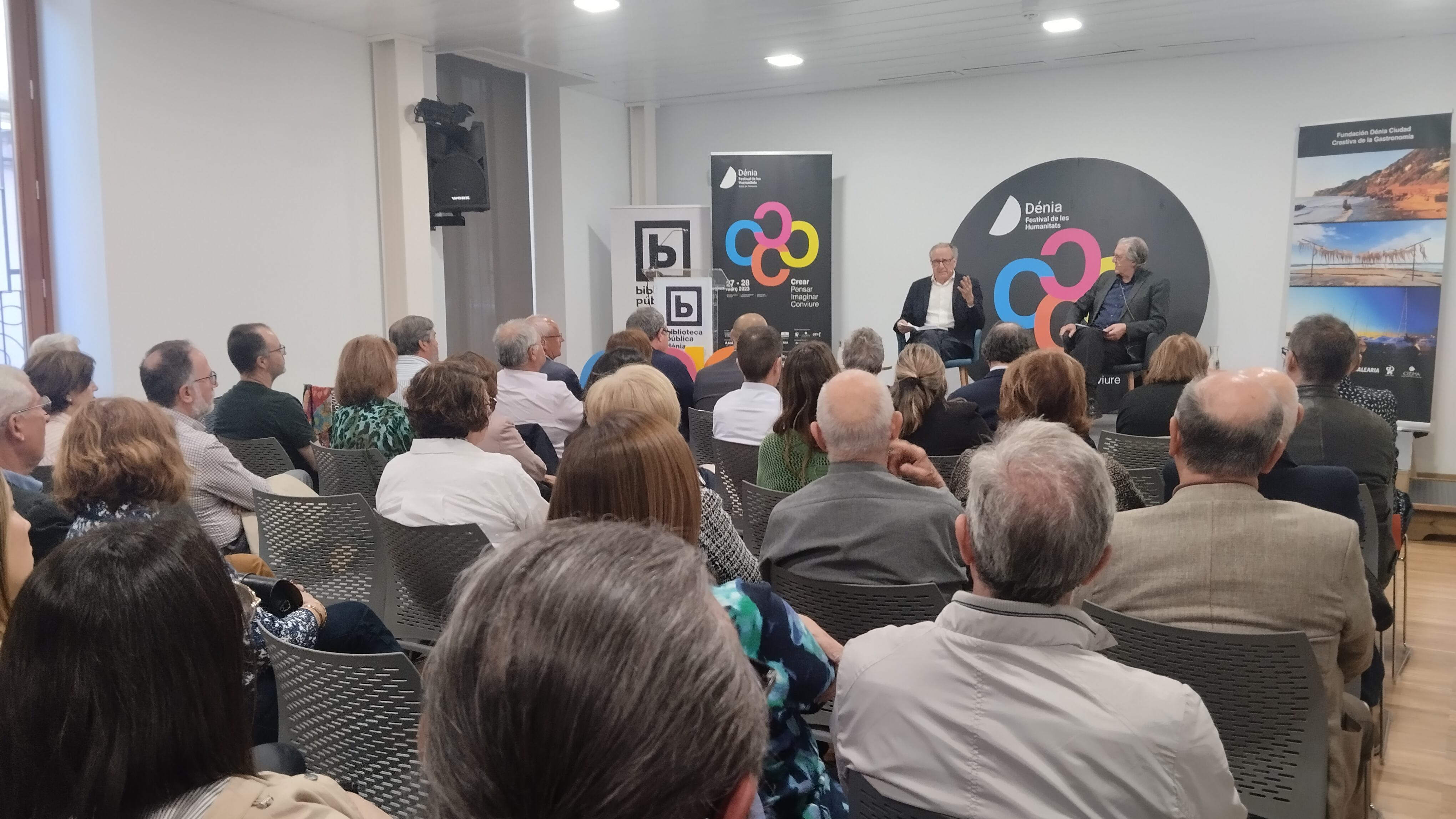 Presentación del monográfico de la revista &#039;La Maleta de Portbou&#039;, en la biblioteca municipal de Dénia.