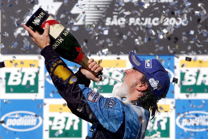 El español celebra en el podio de Sao Paulo la consecución de su segundo título de campeón del mundo de pilotos de Fórmula 1 (22/10/2006).