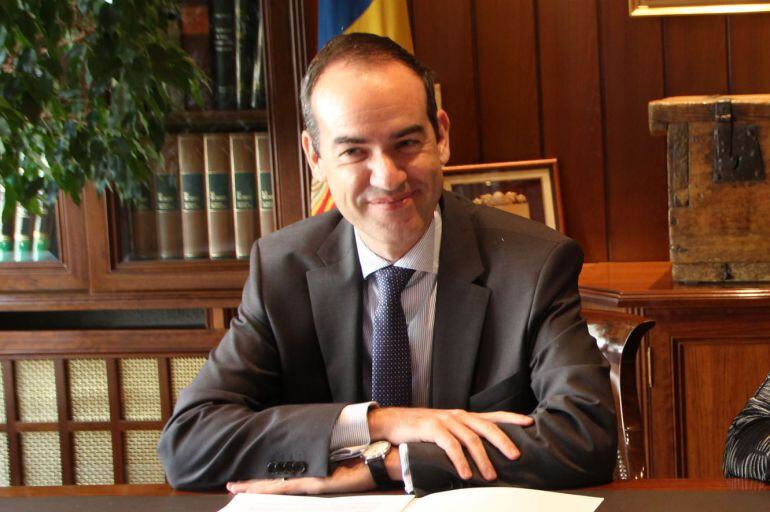 Jordi Alcobé en la signatura de la cessió d'un terreny a favor del Govern, fet avui.