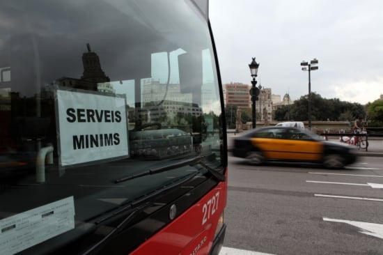 Un dels autobusos de serveis mínims, durant la jornada de vaga