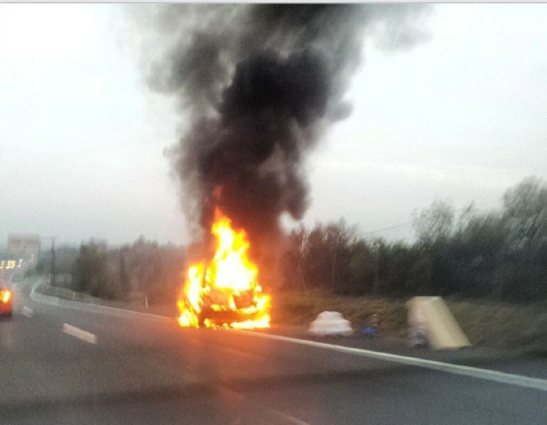 La furgoneta ardiendo en la N-622