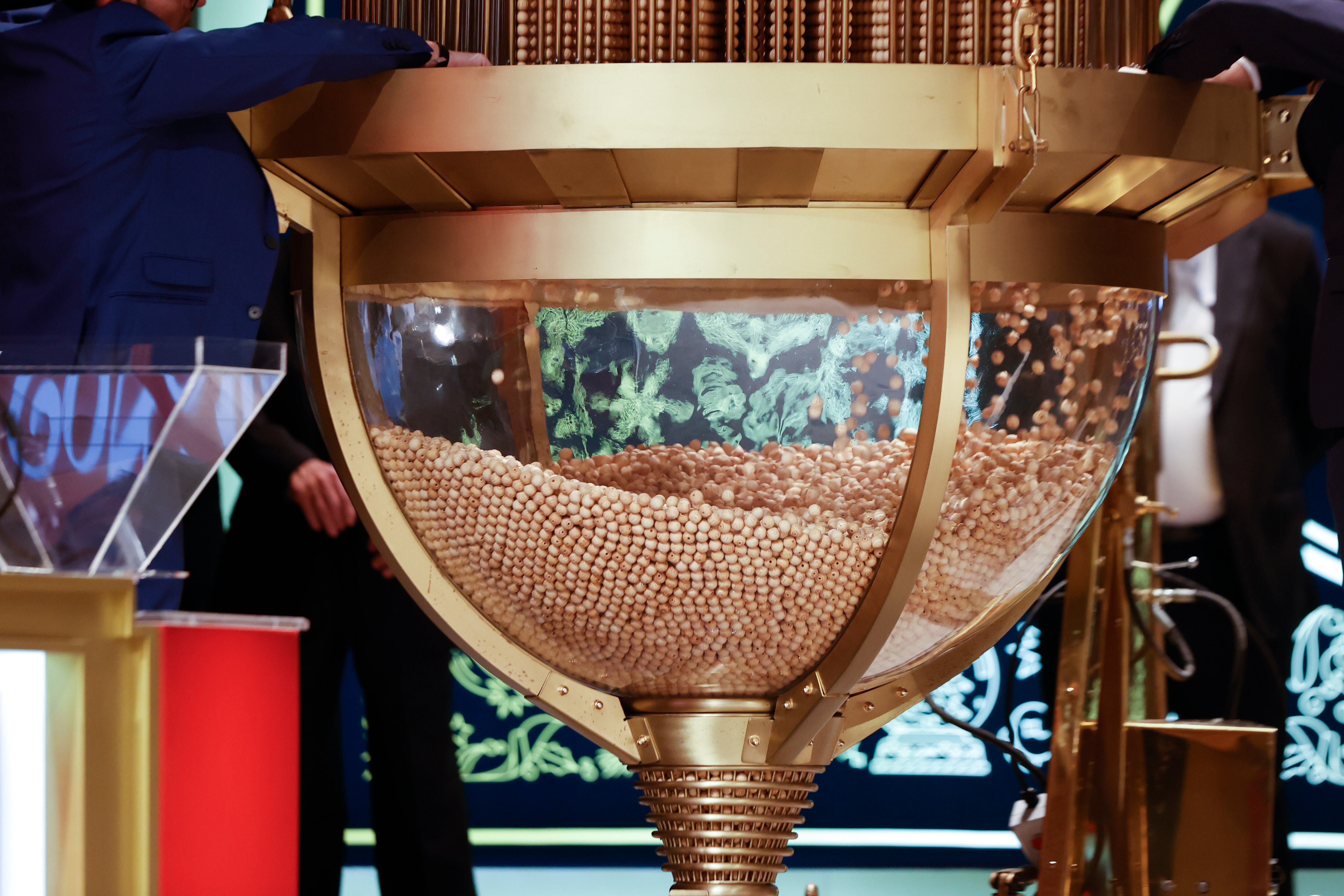 Detalle de las bolas de madera en la tolva al comienzo del sorteo de El Gordo de Navidad en el Teatro Real en Madrid