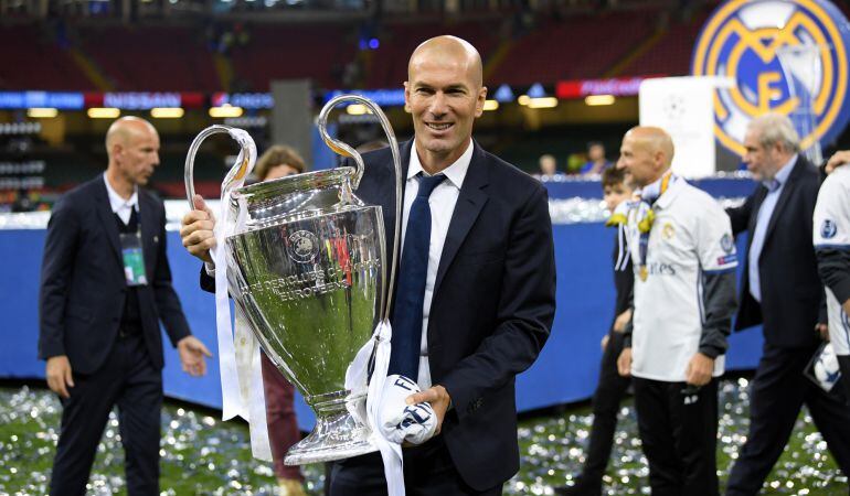 El entrenador del Real Madrid, Zinedine Zidane, con la Champions League
