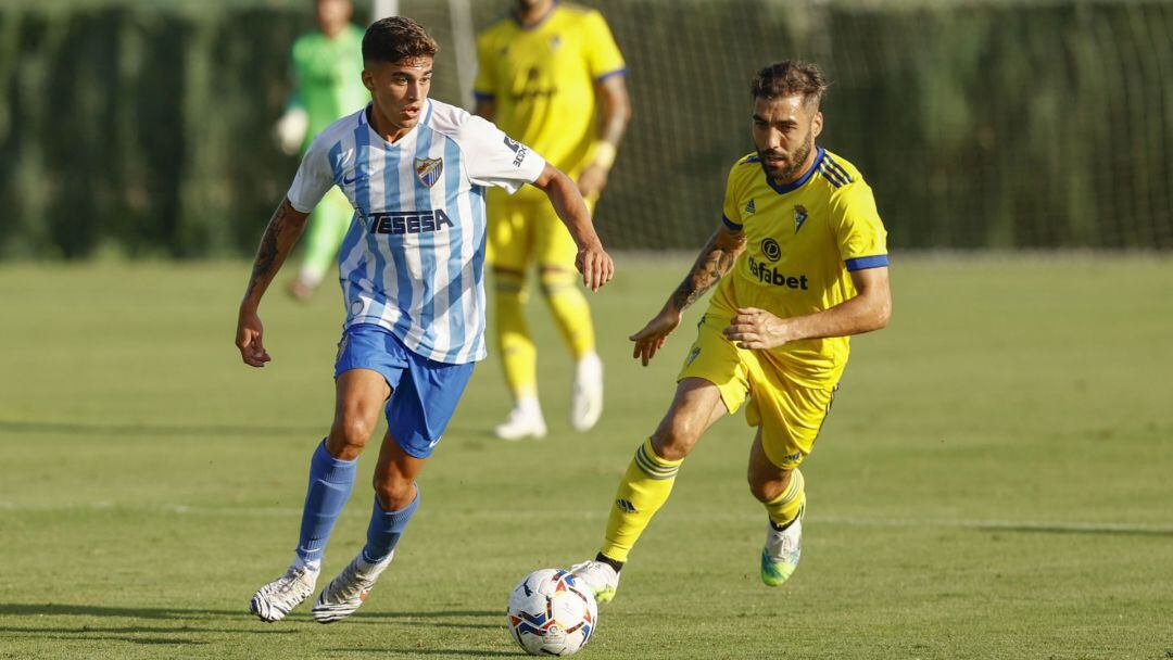 Hoyos conduce el balón en el amistoso contra el Cádiz