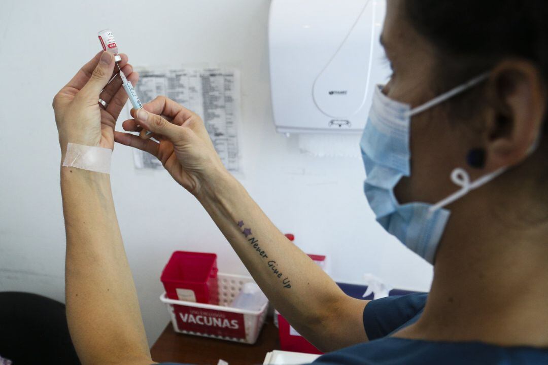 Una enfermera prepara una dosis de la vacuna contra el coronavirus en una imagen de archivo. 