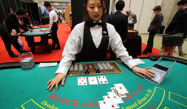 Una treballadora d'un casino de Tokio