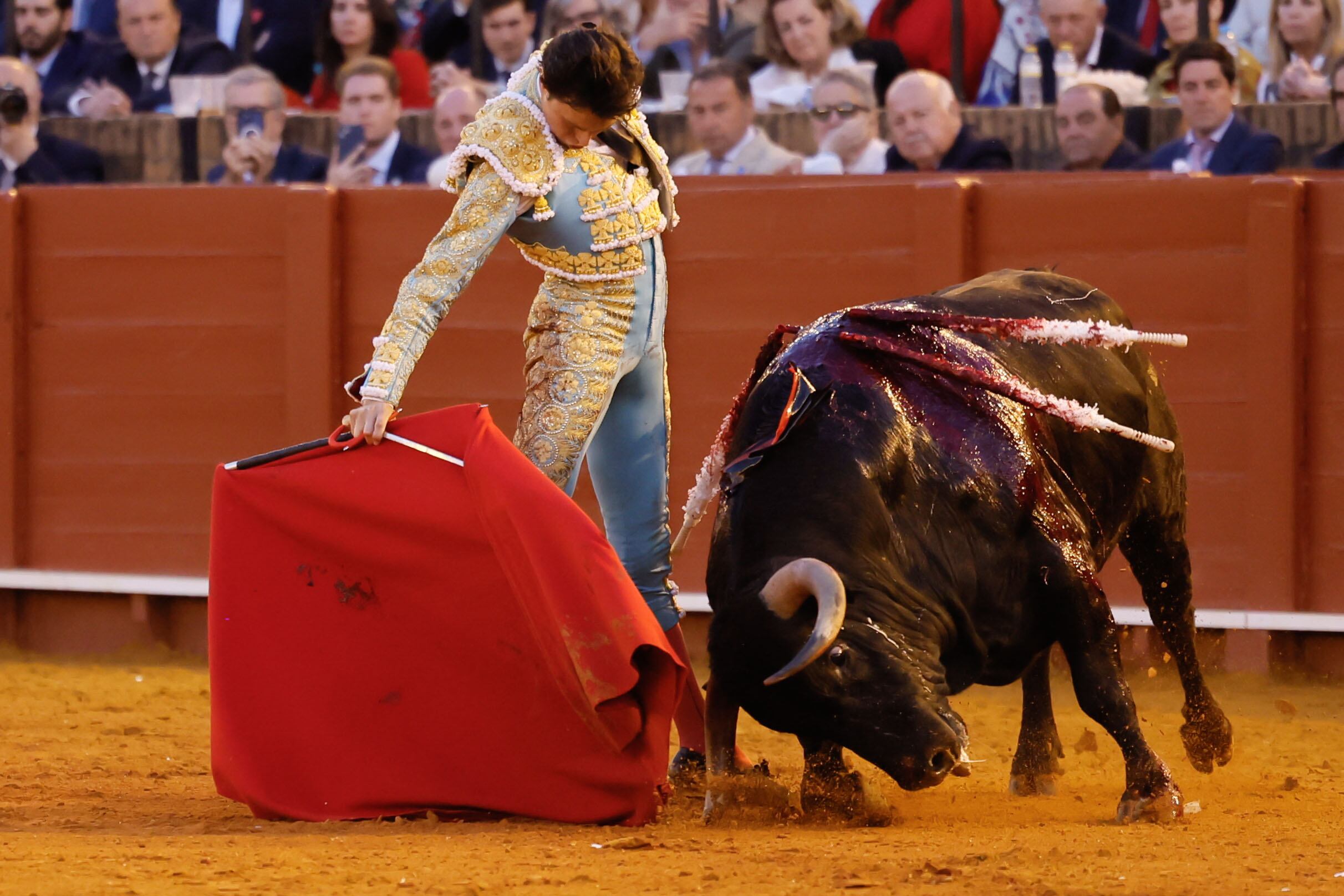 SEVILLA, 07/05/2025.- El diestro Andrés Roca Rey en la lidia de su segundo astado durante el festejo taurino correspondiente a la Feria de Abril, este miércoles en Sevilla. EFE/ José Manuel Vidal