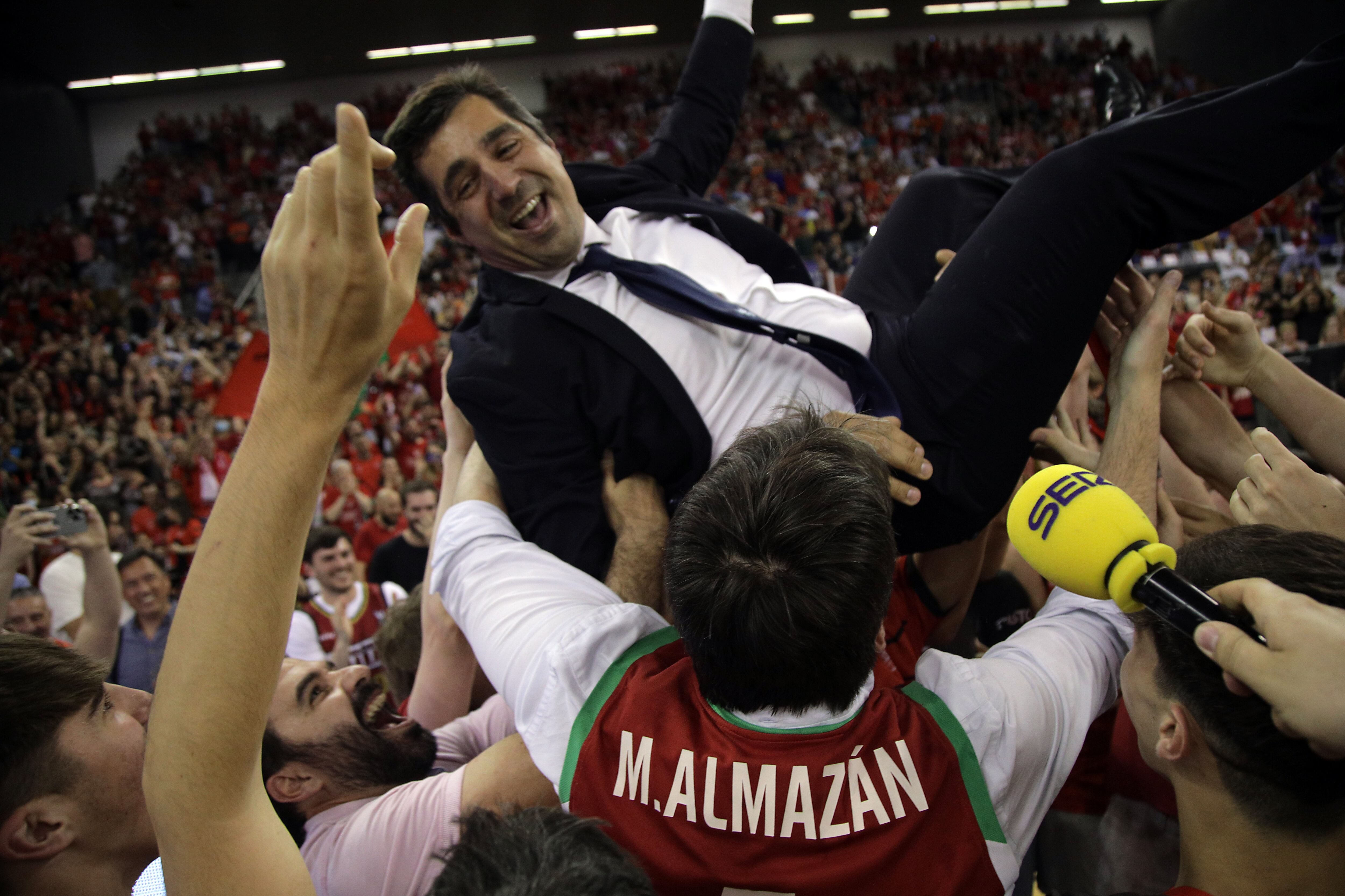 GRANADA, 13/05/2022.- El entrenador de Covirán Granada Pablo Pin es manteado por sus jugadores tras la victoria del equipo ante el CB Almansa y la consecución de la liga LEB Oro hoy viernes en el Palacio Municipal de Deportes de Granada. El Covirán Granada certifica su ascenso a la ACB como campeón de la LEB Oro. EFE/Pepe Torres.
