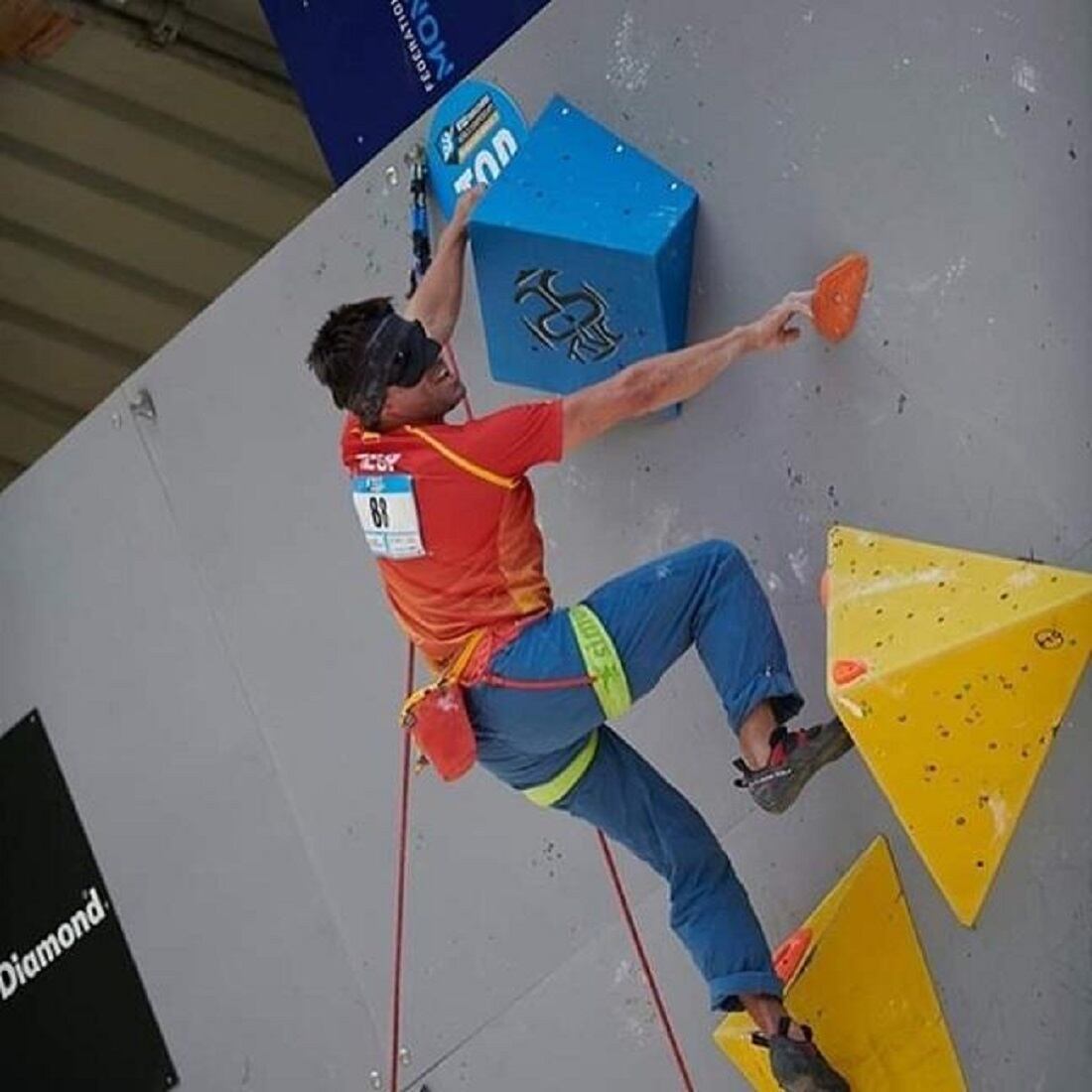 Javier Aguilar en plena actividad física de escalada