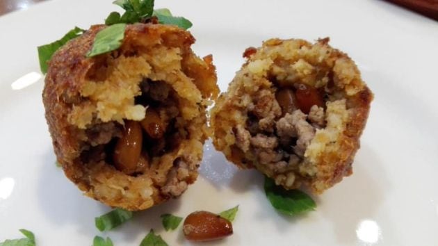 kubb o kibbeh, fritura rellena de carne picada de cordero, bulgur y piñones