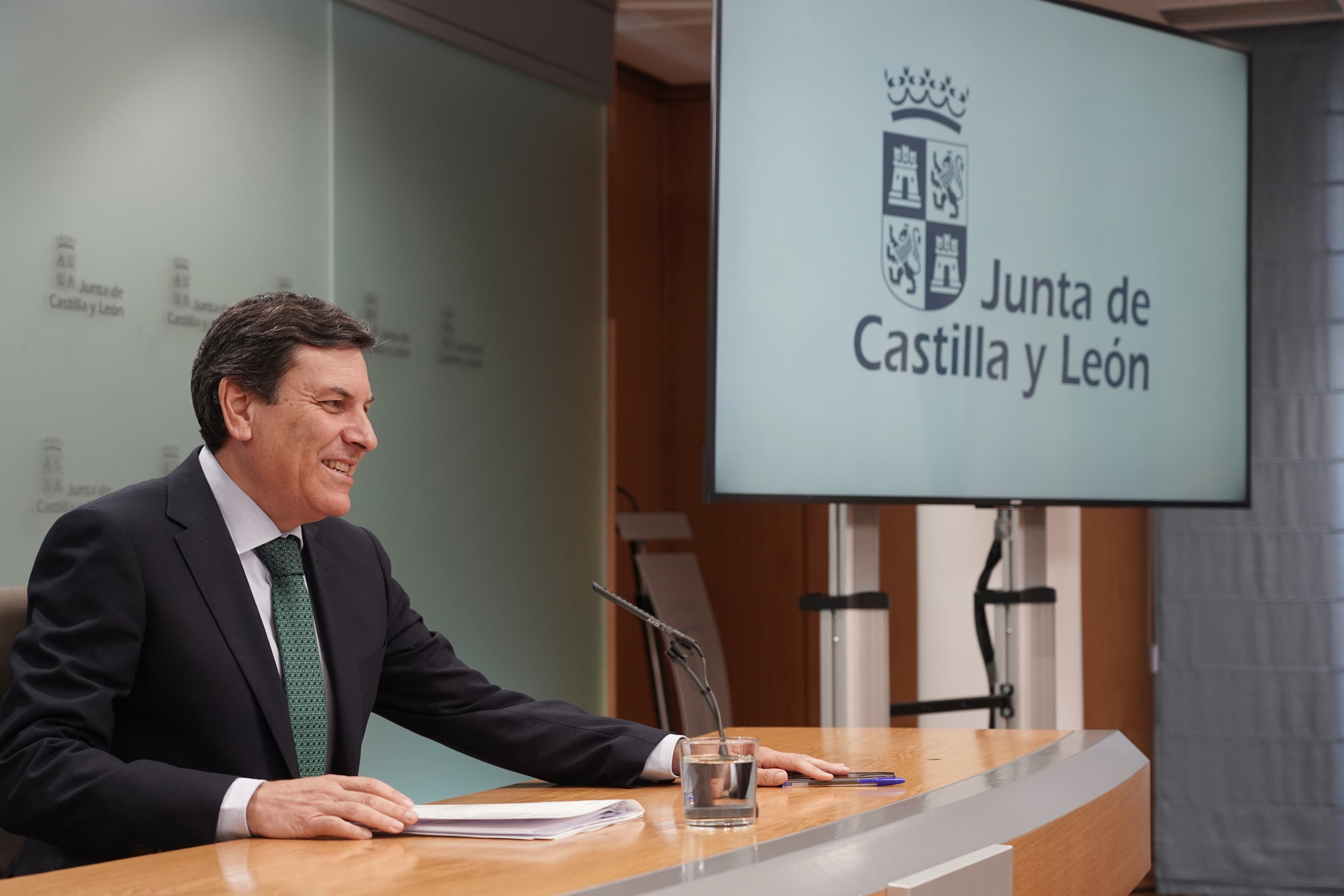 El portavoz de la Junta y consejero de Economía y Hacienda, Carlos Fernández Carriedo, comparece en rueda de prensa posterior a la reunión del Consejo de Gobierno
