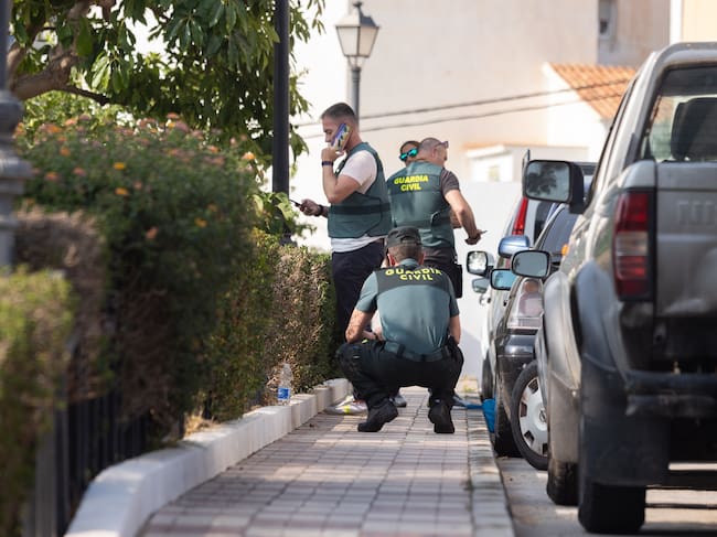 TORROX (MÁLAGA), 27/06/2023.- La Guardia Civil investiga este martes un posible caso de violencia machista en Torrox (Málaga), después de que un hombre de 69 años, exmilitar, haya intentado matar de un disparo en la calle a su expareja, que ha sido trasladada grave a un hospital, y luego se haya suicidado con la misma pistola. EFE/Carlos Díaz