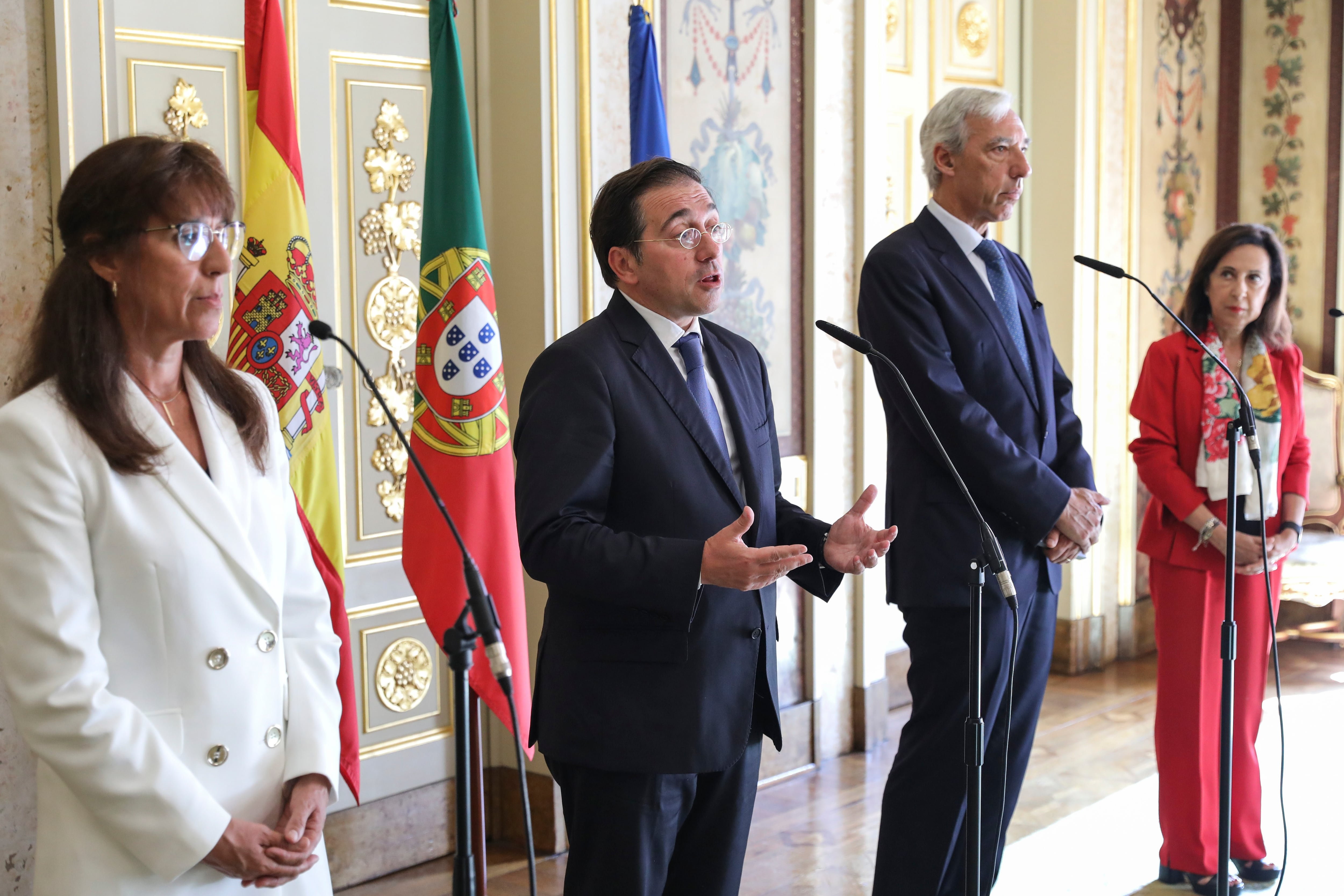 Los ministros españoles de Asuntos Exteriores, Unión Europea y Cooperación, José Manuel Albares (2i), y de Defensa, Margarita Robles (d), junto a sus homólogos portugueses, João Gomes Cravinho (2d), y Helena Carreira, durante la rueda de prensa posterior a su reunión, en el Palacio das Necessidades de Lisboa, Portugal