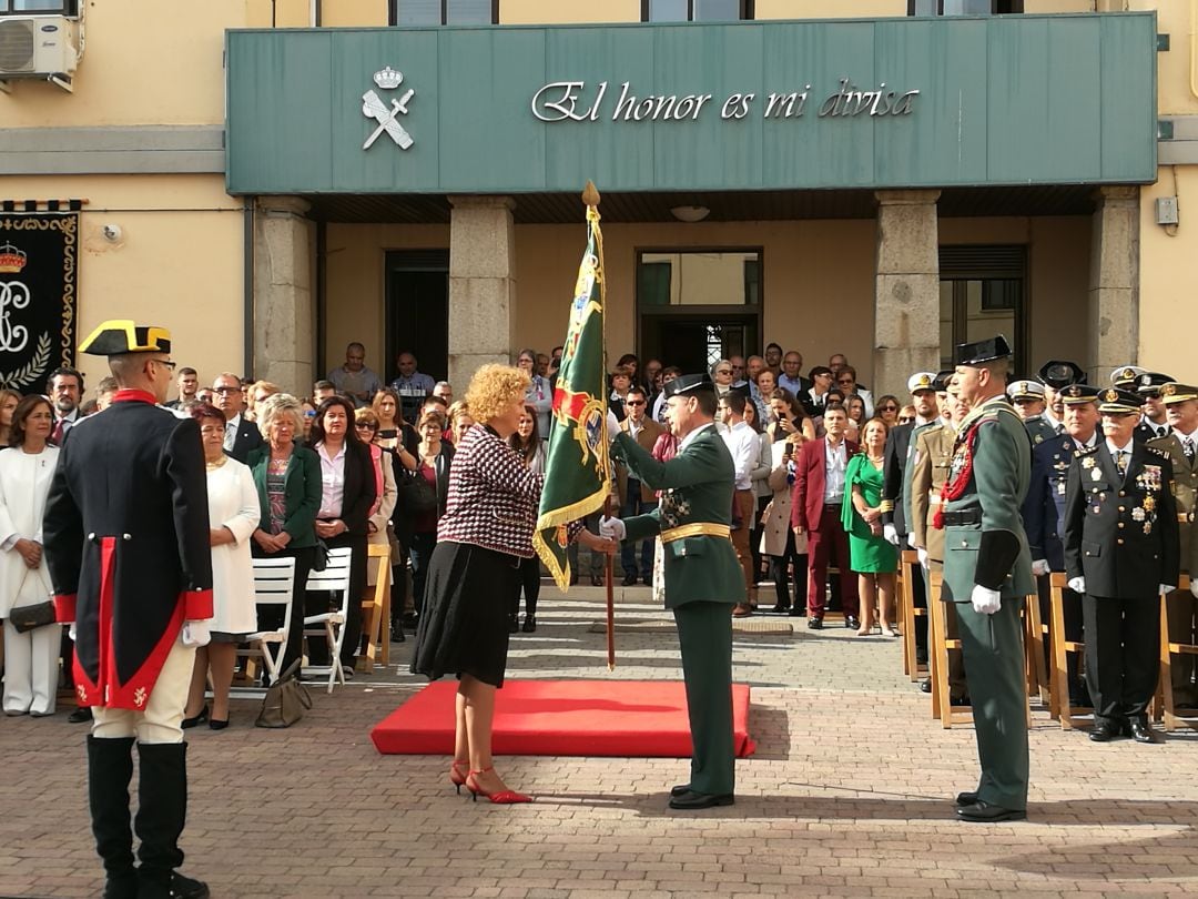 Lirio Martín hace entrega del nuevo guión de la comandancia al teniente coronel José Luis Ramírez