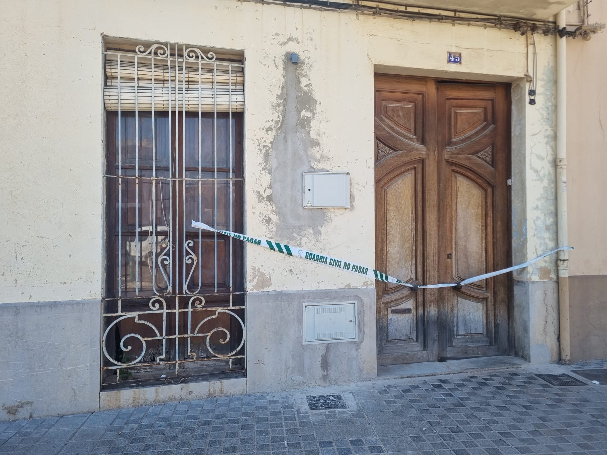 Vivienda precintada donde vivían decenas de personas que ahora han sido liberadas en una macrooperación contra la trata de seres humanos en Nules.