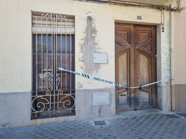 Vivienda precintada donde vivían decenas de personas que ahora han sido liberadas en una macrooperación contra la trata de seres humanos en Nules.