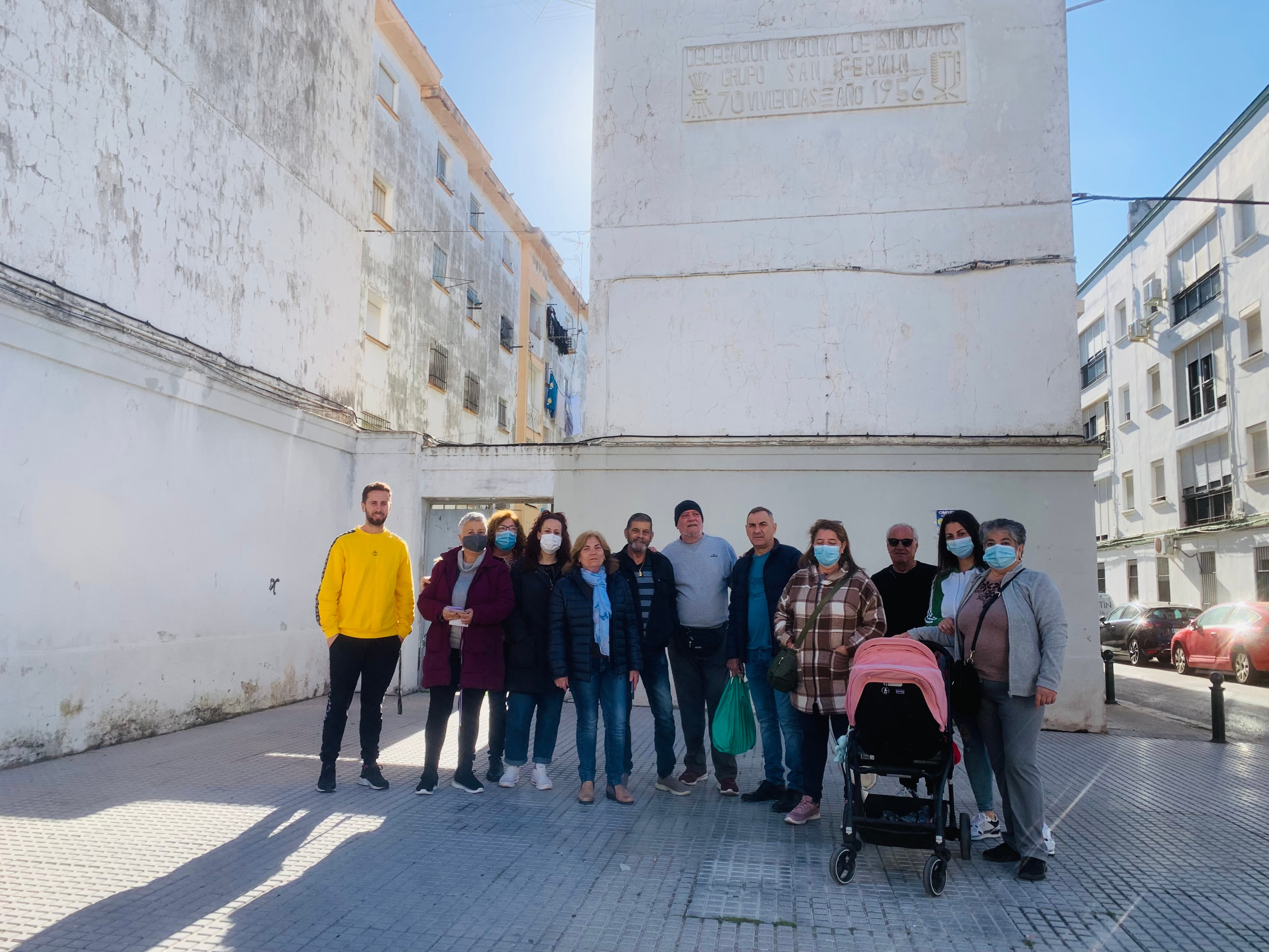 Vecinos de la séptima fase del Cerro del Moro posan ante una de las fachadas del bloque