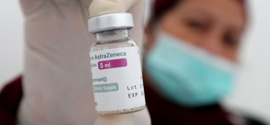 Una sanitaria sostiene un frasco de la vacuna contra el coronavirus de la farmacéutica AstraZeneca.