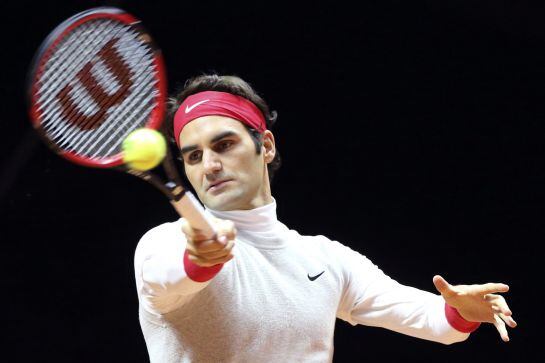 Federer golpea una pelota en el estadio de Lille