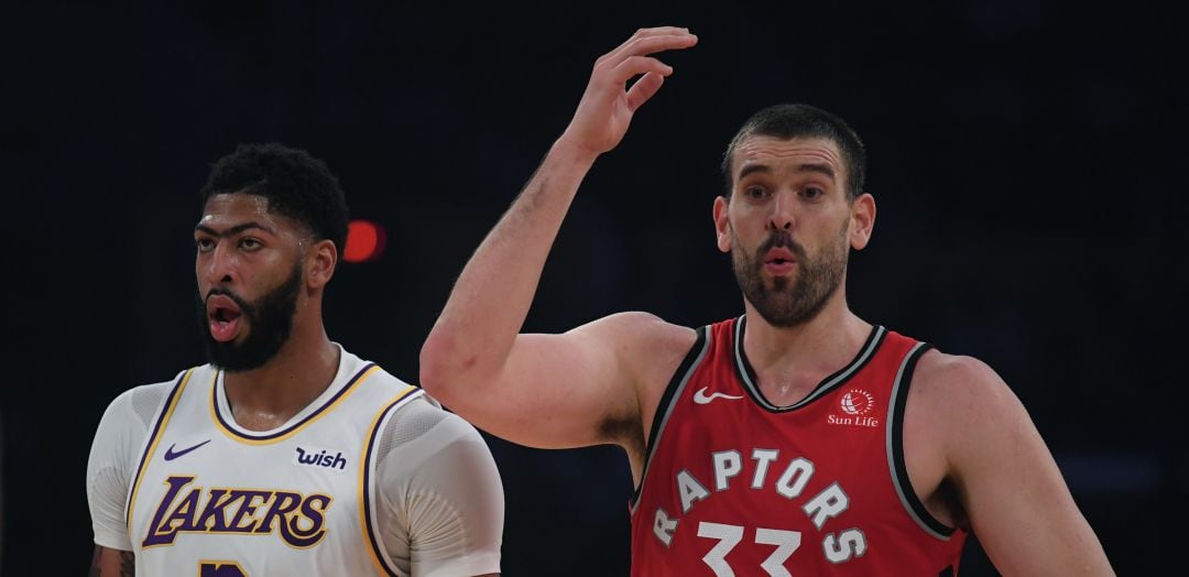 Marc Gasol y Anthony Davis, durante un partido de esta temporada entre Lakers y Raptors