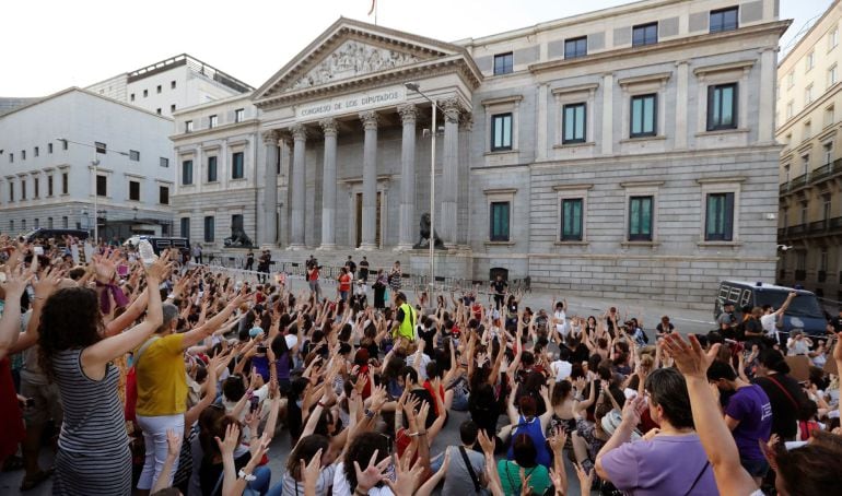 Varios miles de personas, en su mayoría mujeres, se concentran esta tarde en Madrid para mostrar su indignación por la decisión de la Audiencia de Navarra de conceder la libertad condicional bajo fianza a los cinco miembros de La Manada condenados a nueve años de prisión por abusar sexualmente de una joven en los Sanfermines de 2016. 