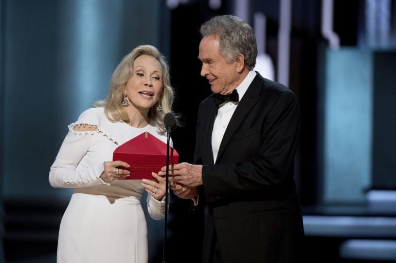 Los actores Faye Dunaway (izq) y Warren Beatty mientras presentan el premio a mejor película