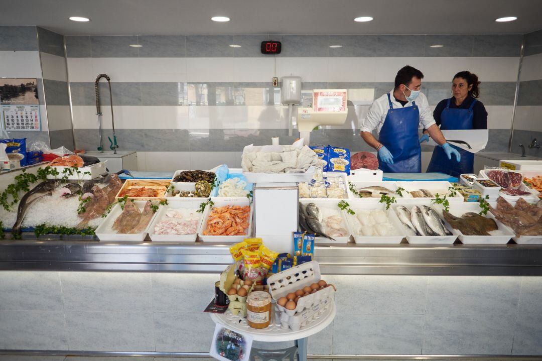 Un vendedor de pescadería continúa su labor durante el período de confinamiento del estado de alarma por coronavirus