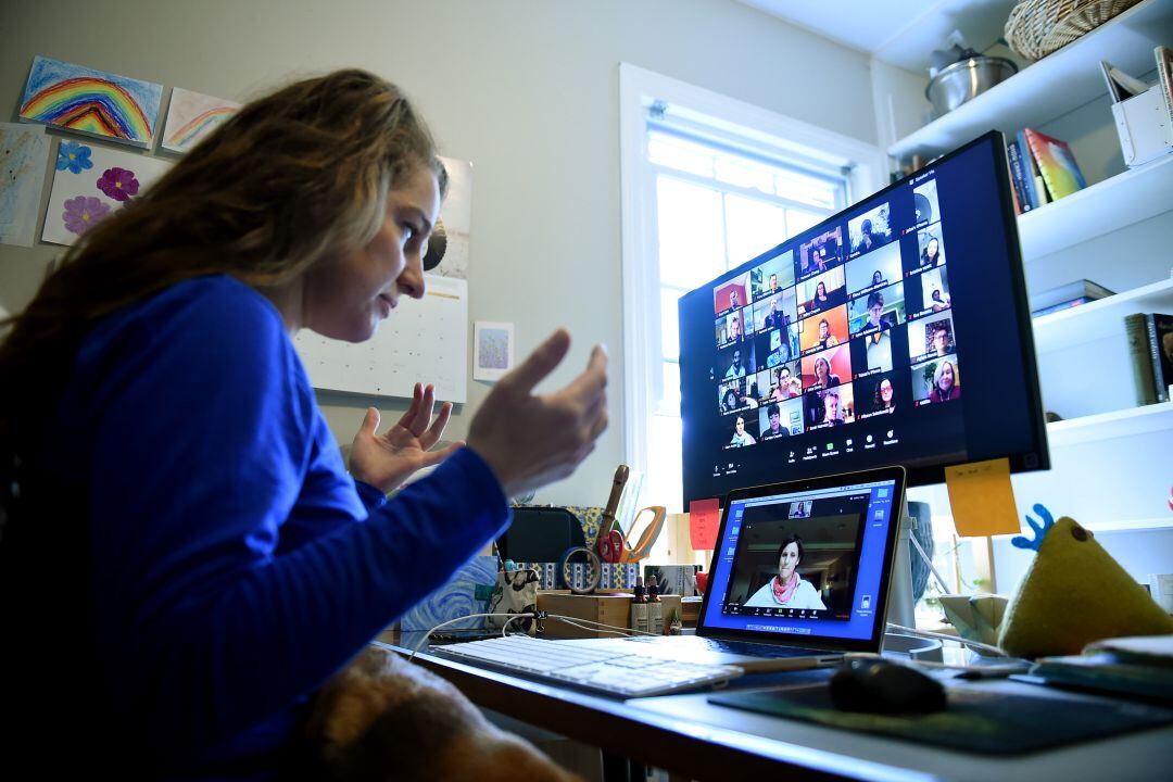 Una professora durant una classe digital