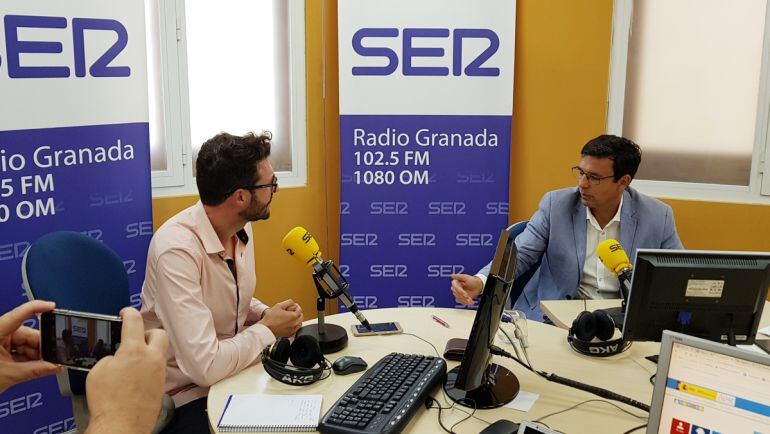 Enrique Árbol entrevista a Paco Cuenca, alcalde de Granada, en los estudios de Radio Granada