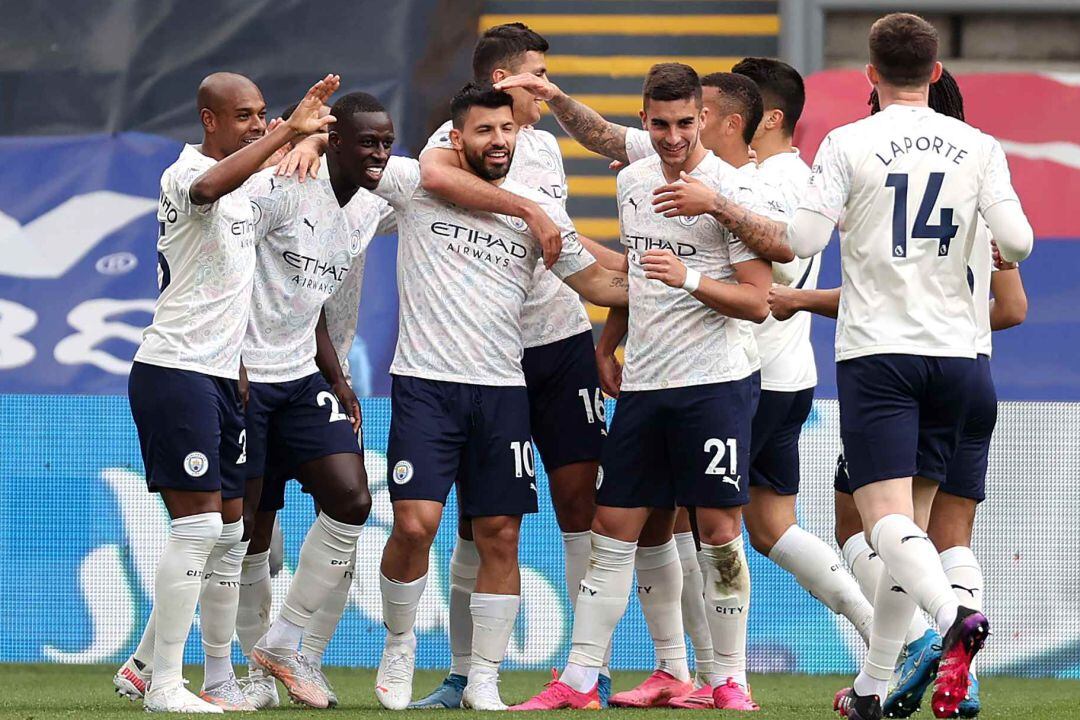 Los jugadores del City celebran el gol de Sergio Agüero.