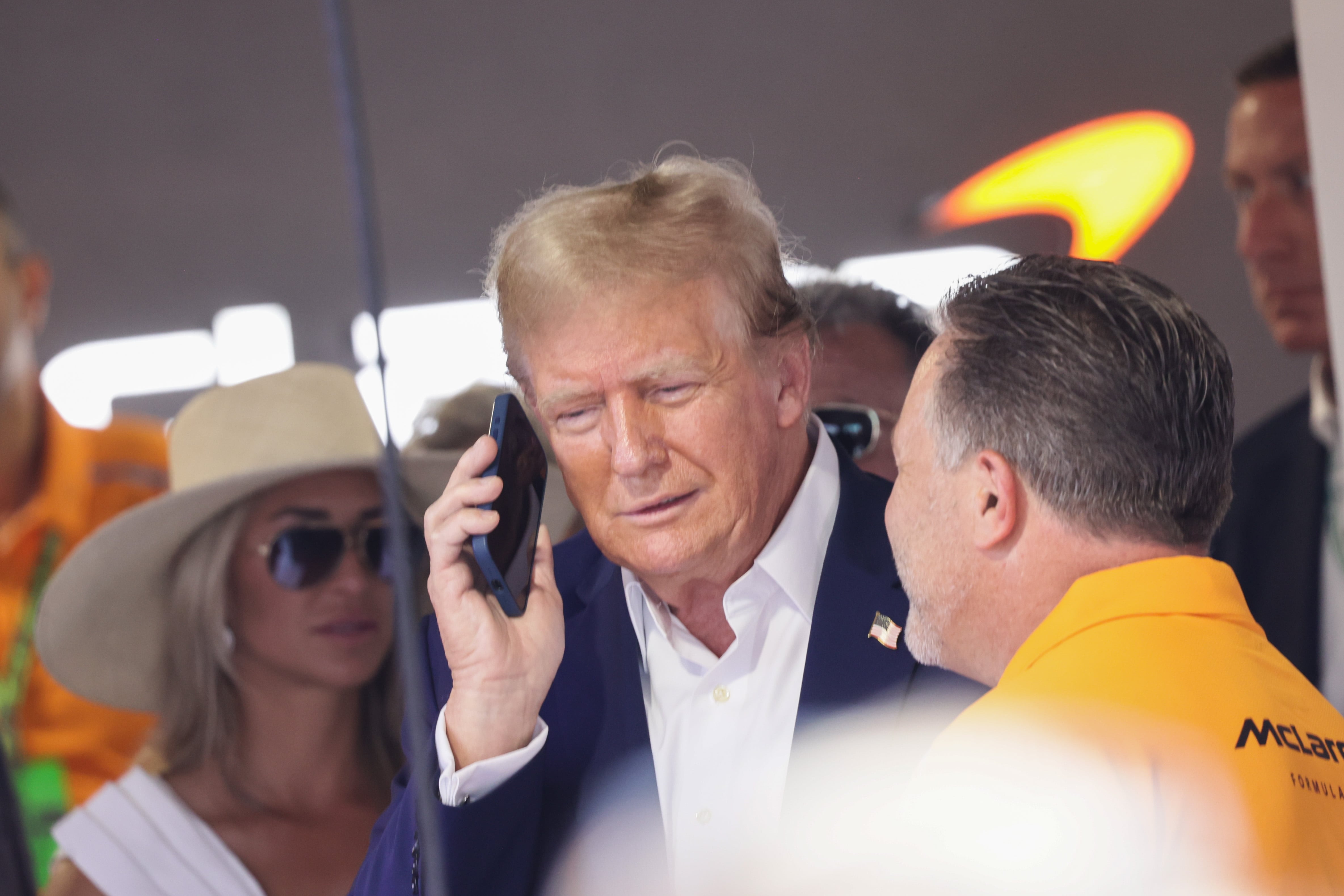 El presidente de EEUU, Donald Trump, al teléfono durante el GP de Fórmula 1 de Miami en 2024
