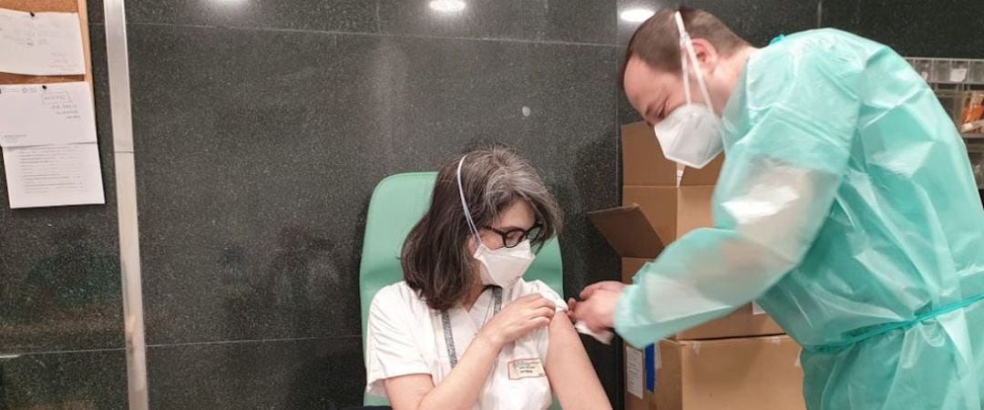 Raquel Souto, enfermera del servicio de urgencias del CHUAC recibiendo la segunda dosis de la vacuna