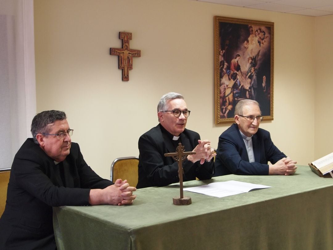 El obispo César Franco (c) junto a dos sacerdotes durante una comparecencia de prensa en la sede del Obispado de Segovia