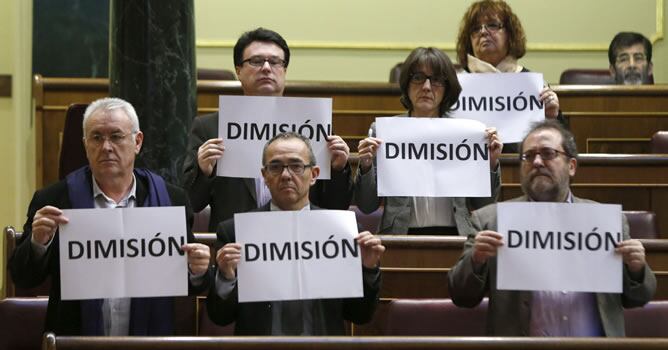 Los diputados de la Izquierda Plural, encabezados por su portavoz, Cayo Lara, piden en el Congreso la dimisión del ministro del Interior, por la gestión realizada en la tragedia de Ceuta en la que murieron al menos quince inmigrantes subsaharianos.