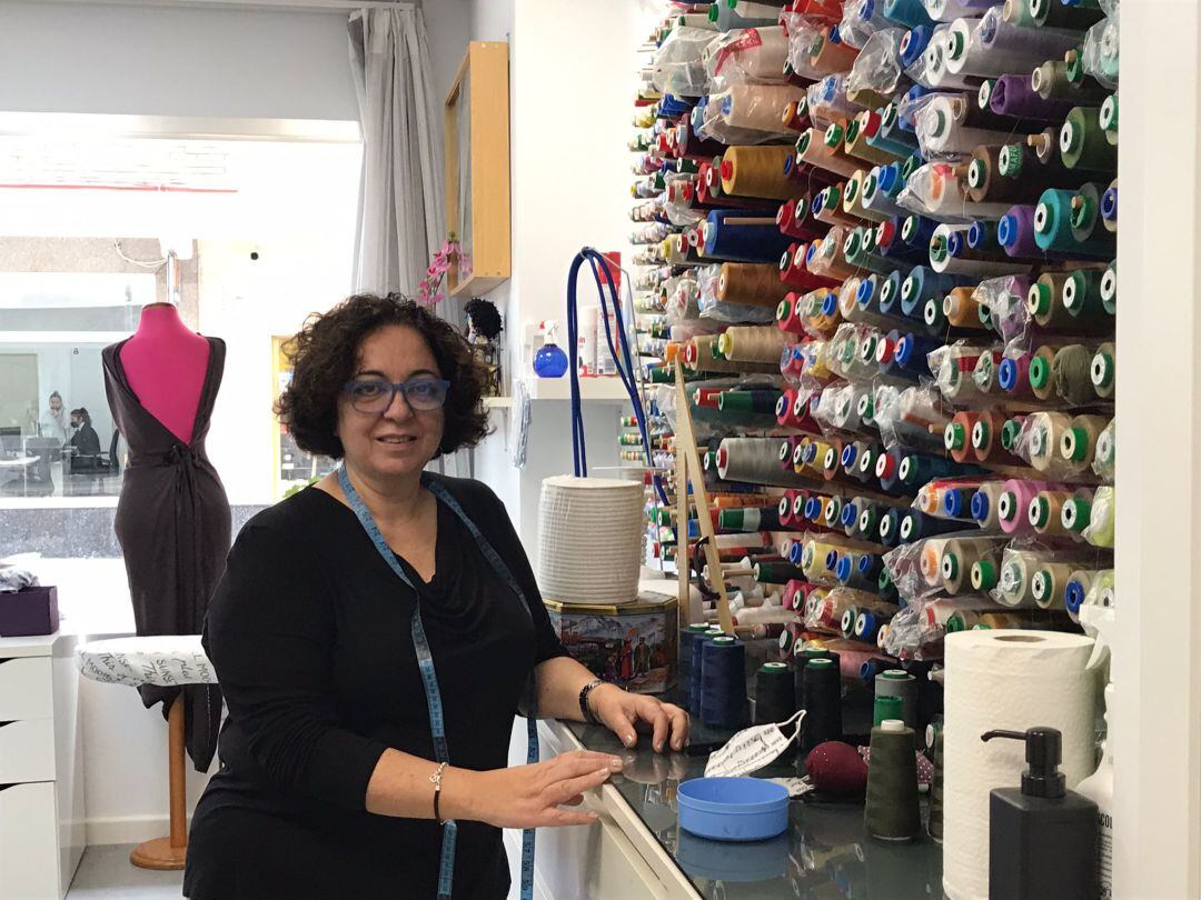Mercedes Mayone en su taller de costura.