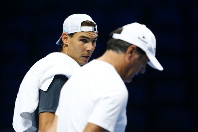 Rafael Nadal junto a su tío, Toni, en una sesión de entrenamiento.