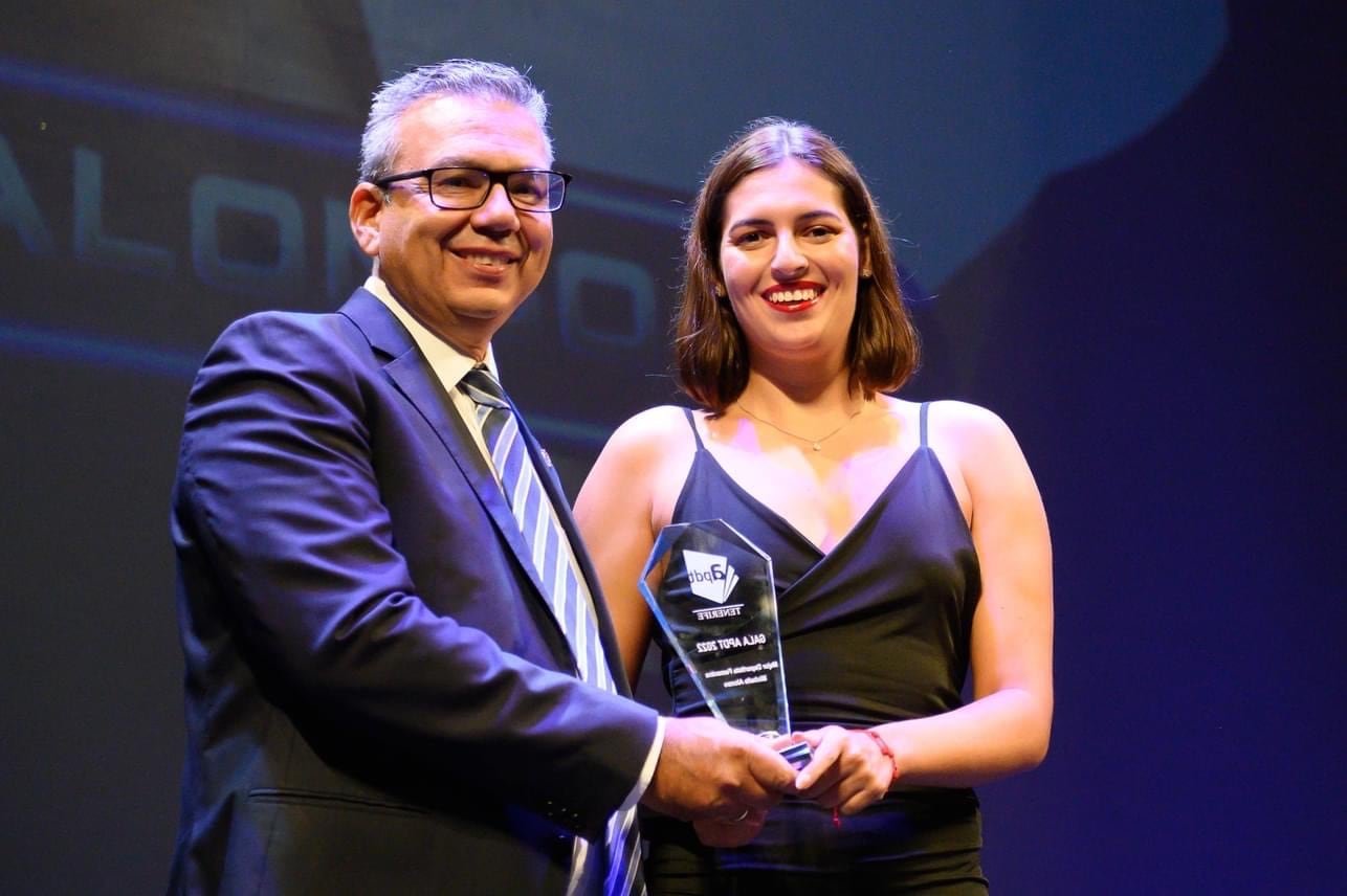 Michelle Alonso recogió el premio de mejor deportista femenina de 2022 de la mano del Teniente de Alcalde del ayuntamiento de Santa Cruz de Tenerife, Dámaso Arteaga.