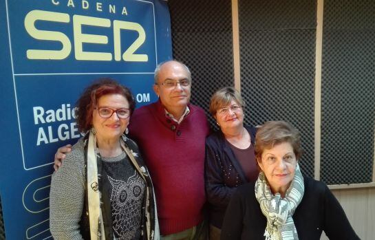 El profesor Andrés Bolufer junto a componentes de la asociación de alumnos del aula de mayores Julia Traducta.