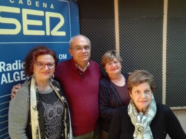 El profesor Andrés Bolufer junto a componentes de la asociación de alumnos del aula de mayores Julia Traducta.