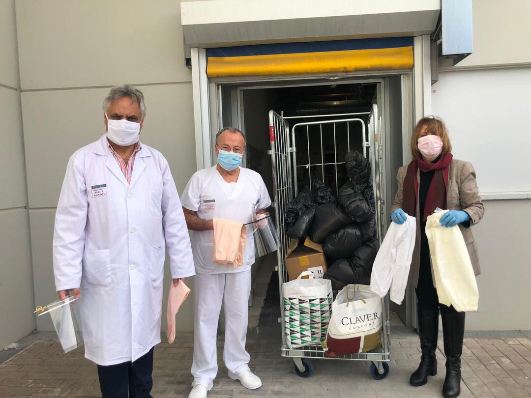 La concejal de Sanidad, Liduvina Gil, entrega parte de las donaciones al hospital comarcal Francesc de Borja